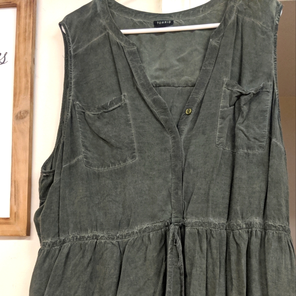 Torrid Size 3 Sleeveless Hi/Lo Top